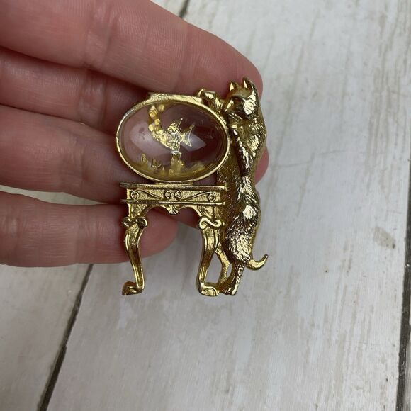 Vtg Cat Kitten Novelty Gold Tone Pin Brooches Fish Bowl & Washing Machine AJC - Picture 3 of 6